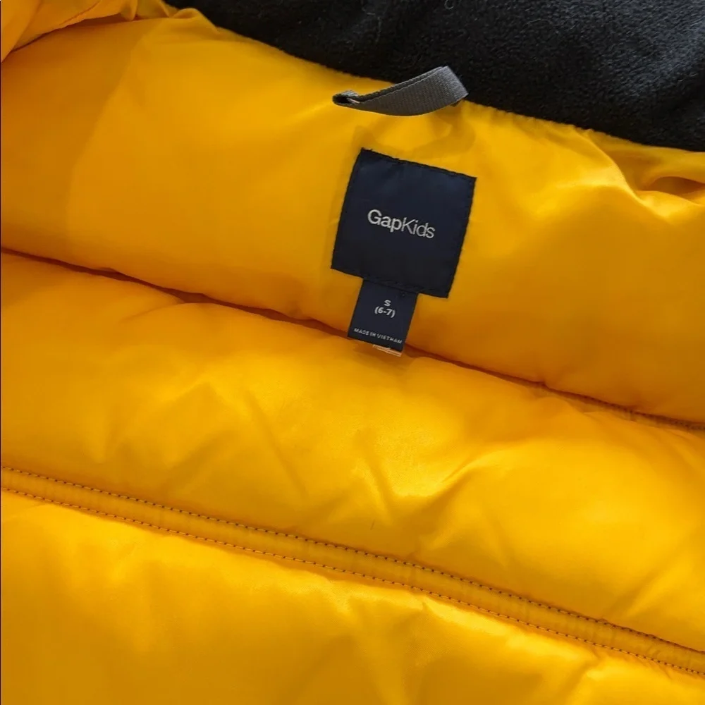 GAP Kids gray and Yellow Puffer vest size small 6/7
